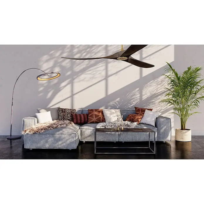 Vam Deckenventilator Energiespar Deckenventilator KOA messing soft 178 cm - Naturholz, 1.780 mm, 27 W - Ein graues L-förmiges Ecksofa mit verschiedenen Kissen und einer strukturierten Decke in einem sonnigen Wohnzimmer.