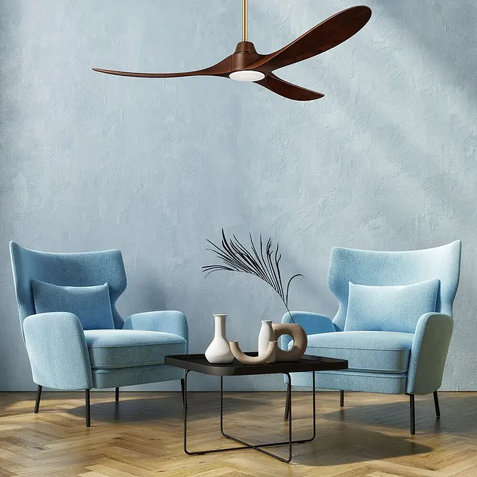 Vam Deckenventilator Energiespar Deckenventilator KOA messing soft 178 cm - Naturholz, 1.780 mm, 27 W - Ein stilvoller Deckenventilator mit dunklen Holzflügeln und zentraler Leuchte, an einer Messingstange in einem modernen Wohnzimmer.