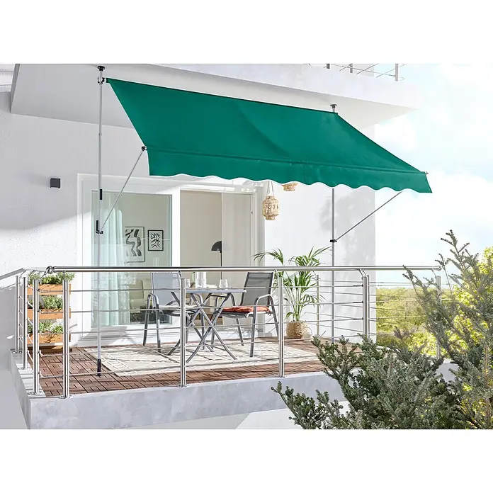 Sunfun Klemmmarkise - Grün, Breite: 3 m, Ausfall: 1,3 m - Grüne Klemmmarkise auf einem sonnigen Balkon, spendet Schatten über Gartenmöbeln.