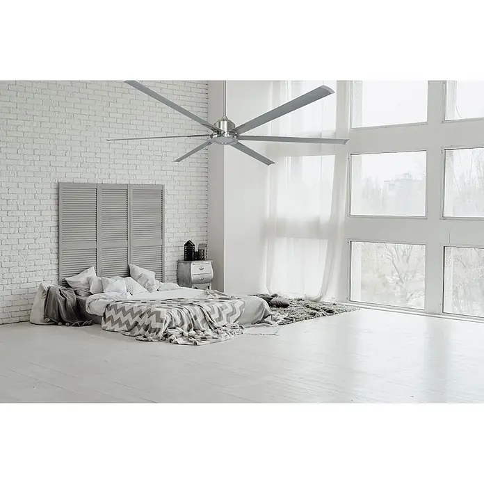 Vam Deckenventilator THE BIG 210 Nickel matt - Nickel matt, 2.130 mm, 47 W - Großer silberner Deckenventilator mit sechs Flügeln in einem modernen Schlafzimmer.