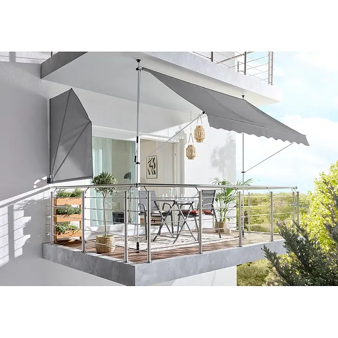 Sunfun Klemmmarkise - Grau, Breite: 3 m, Ausfall: 1,3 m - Graue Balkonmarkise und Seitenrollo spenden Schatten und Privatsphäre auf einem modernen Balkon.