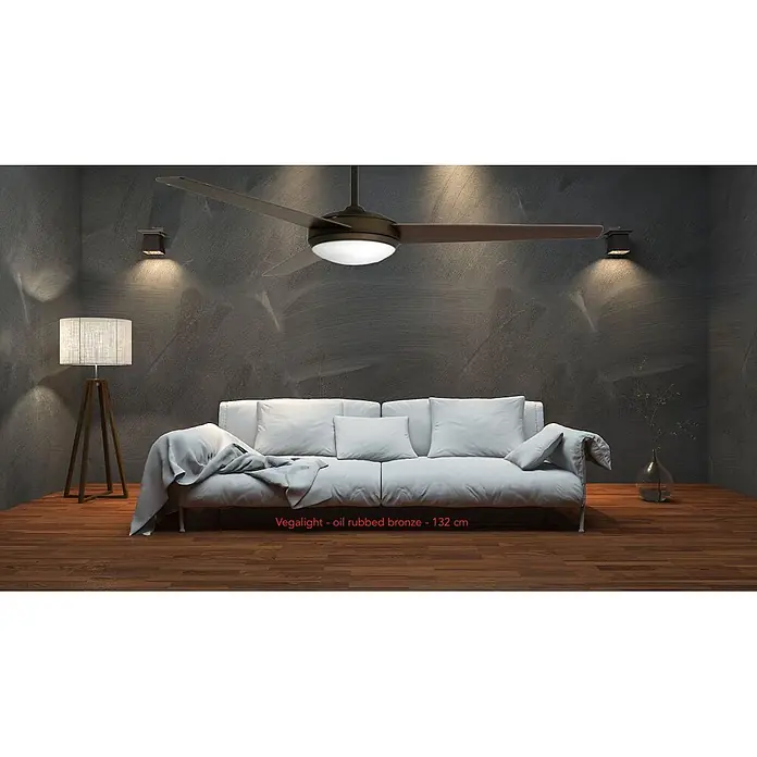 Vam Deckenventilator VEGALIGHT bronze 102 cm - Bronze, 1.020 mm, 46 W - Vegarlight 132 cm Deckenventilator aus ölgeriebener Bronze mit Licht, über einem Sofa montiert.