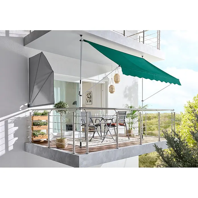 Sunfun Klemmmarkise - Grün, Breite: 3 m, Ausfall: 1,3 m - Grüne Balkonmarkise und grauer Sichtschutz spenden Schatten und bieten Privatsphäre auf einem sonnigen Balkon.