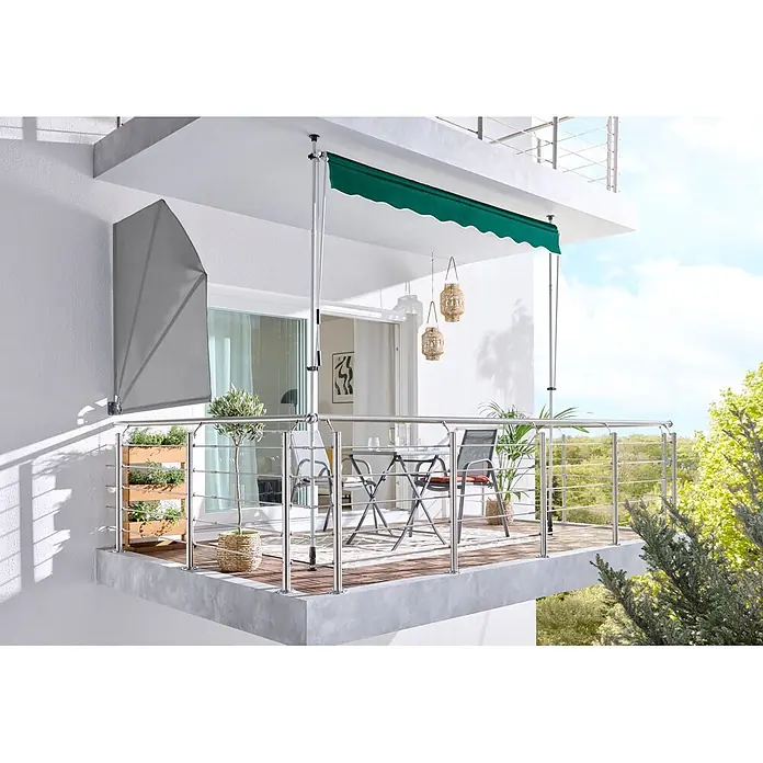 Sunfun Klemmmarkise - Grün, Breite: 3 m, Ausfall: 1,3 m - Grüne ausziehbare Balkonmarkise und grauer Seiten-Sichtschutz bieten Schatten und Privatsphäre auf einem modernen Balkon.