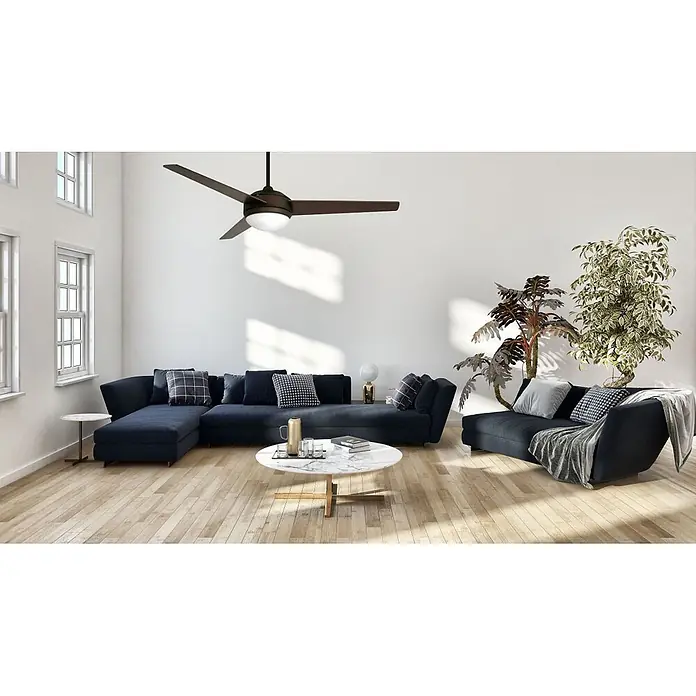 Vam Deckenventilator VEGALIGHT bronze 102 cm - Bronze, 1.020 mm, 46 W - Dunkelbrauner Deckenventilator mit Licht in einem modernen Wohnzimmer über dunkelblauen Sofas.