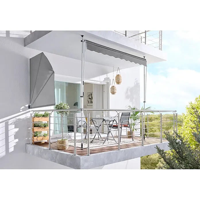 Sunfun Klemmmarkise - Grau, Breite: 3 m, Ausfall: 1,3 m - Graues Balkon-Markisen-Set mit Seitenblende, das Schatten und Privatsphäre auf einem modernen Balkon spendet.
