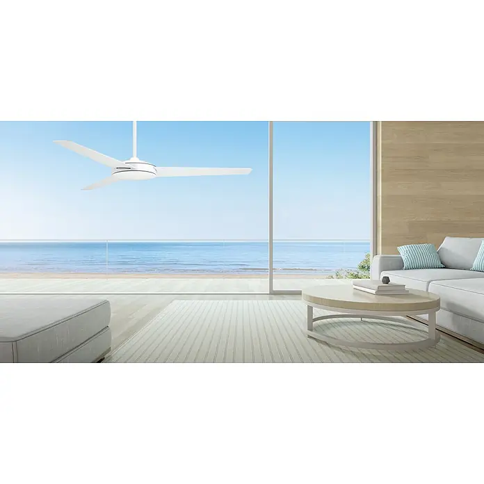 Vam Deckenventilator VEGA weiß 132 cm - weiß-Pinienholz, 1.320 mm, 46 W - Moderner weißer Deckenventilator in einem hellen Raum mit Blick auf einen Strand und das Meer.