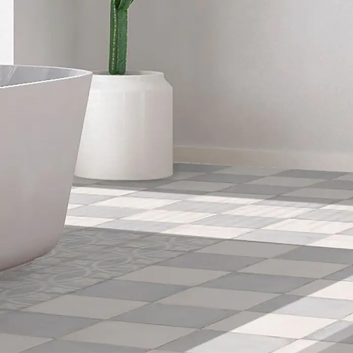 Feinsteinzeugfliese Triana - 24,8 x 24,8 cm, Gris, Matt - Hellgraue und weiße Schachbrett-Bodenfliesen für das Badezimmer mit dezenten Dekorationsmustern in modernem Ambiente.