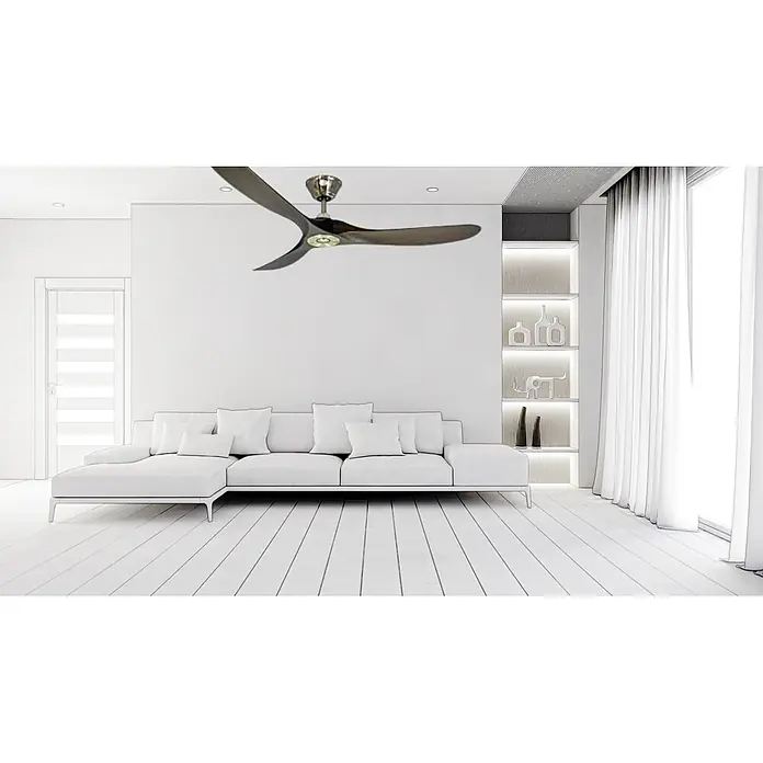 Vam Deckenventilator Energiespar Deckenventilator KOA Nickel Walnuss 152 cm - Grey-wash, 1.520 mm, 27 W - Modernes weißes Wohnzimmer mit großem Ecksofa, dunklem Deckenventilator und beleuchteten Regalen.
