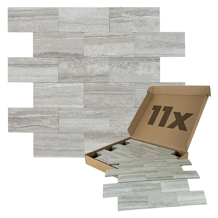 Dalsys Wandfliese 1m² Selbstklebende Fliesen Stein- und Marmor Optik 11 Stück Hellgrau - 29,3 x 28,9 cm, Silber - Hellgraue Steinoptik-Rechteckfliesen im versetzten Muster, mehr in einer Box mit '11x'.