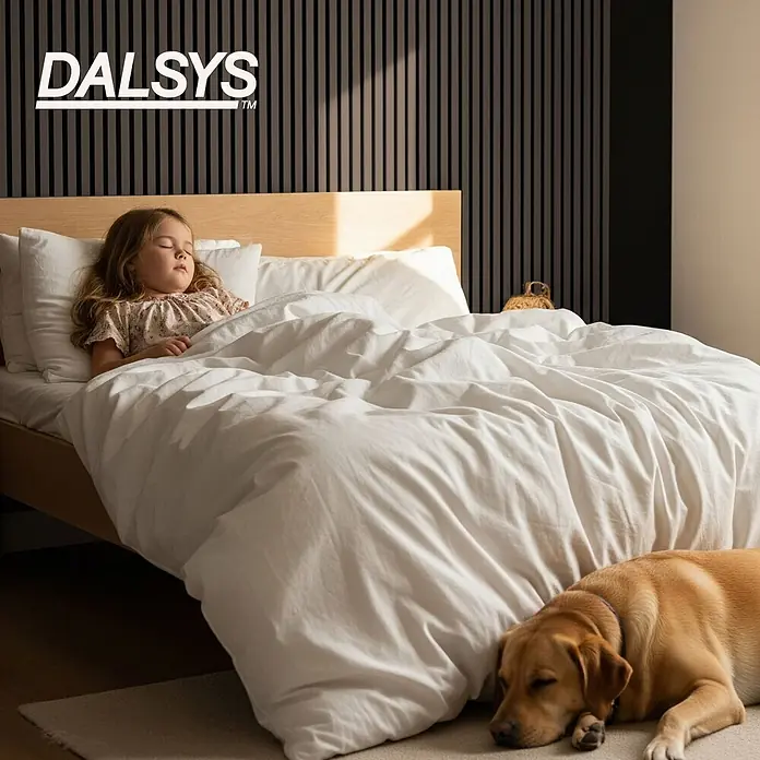 Dalsys Akustikpaneel 4x 120 x 60cm Walnuss - Braun - Weißes Bettwäsche-Set mit Bettbezug und Kissenbezügen, das von einem schlafenden Kind für Komfort genutzt wird.