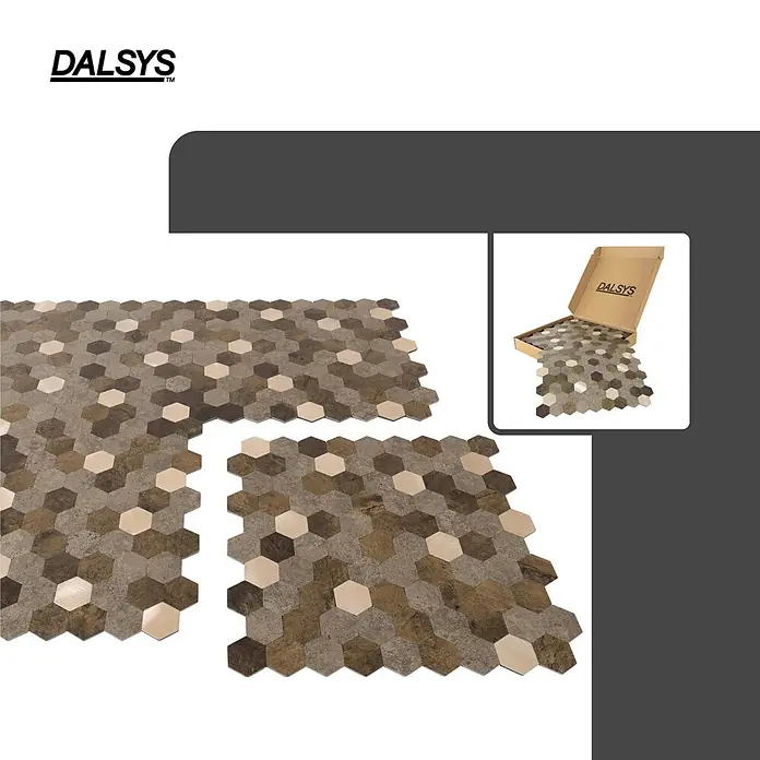 Dalsys Wandfliese 0,88m² Selbstklebende Fliesen Hexagon 11 Stück Braun Mix Gold - 29 x 27,7 cm, Braun - Verzahnte sechseckige Mosaikfliesen in verschiedenen Braun-, Beige- und Grautönen, zusammen mit einer geöffneten Box.