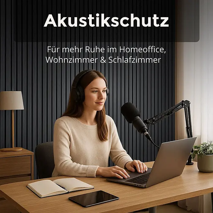 Dalsys Akustikpaneel 4x 60 x 60cm Eiche Schwarz - Schwarz - Dunkle Lamellen-Akustikpaneele an einer Wand im Homeoffice, hinter einer Person mit Laptop und Mikrofon.
