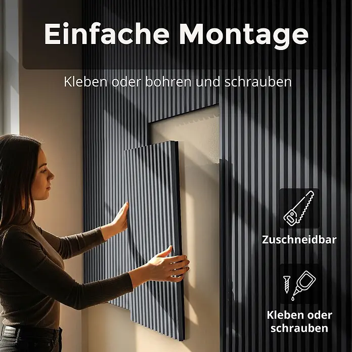 Dalsys Akustikpaneel 4x 60 x 60cm Eiche Schwarz - Schwarz - Frau montiert dunkelgraue Lattenwandpaneele. Einfach zu schneiden und mit Kleben oder Schrauben zu befestigen.