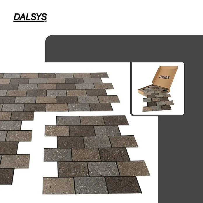 Dalsys Wandfliese 0,87m² Selbstklebende Fliesen Steinoptik 11 Stück Natur Dunkelbraun Grau - 26,4 x 30,1 cm, Braun - Modulare, texturierte Pflastersteine in verschiedenen Braun- und Grautönen, in einem Muster angeordnet, mit einem Karton identischer Steine daneben.