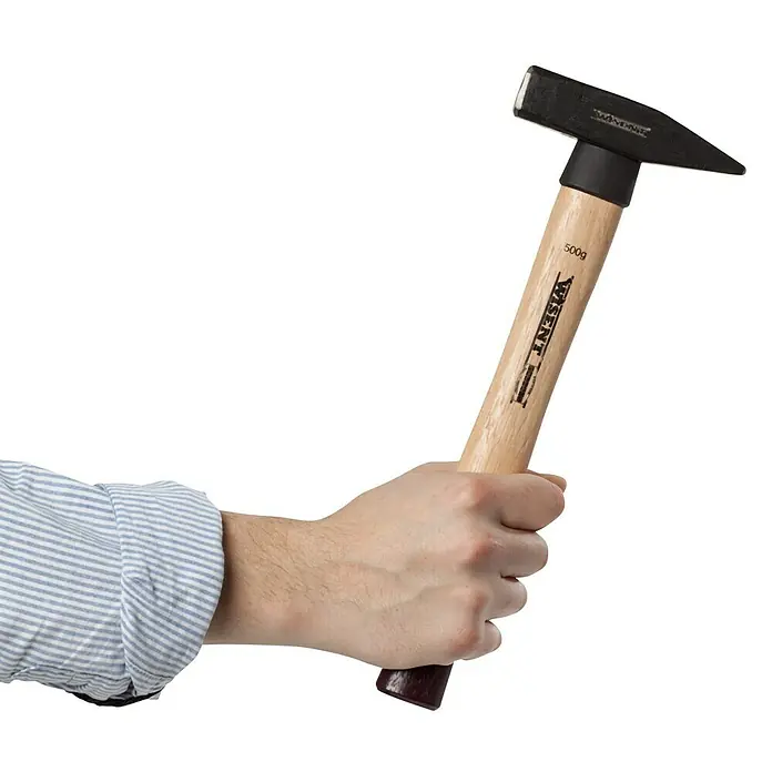 Wisent Schlosserhammer - 500 g, Holz Hickory - Eine Hand hält einen Wisent Schlosserhammer mit Holzstiel. Der 500g Hammer ist bereit für den Einsatz in Werkstatt oder Baustelle.