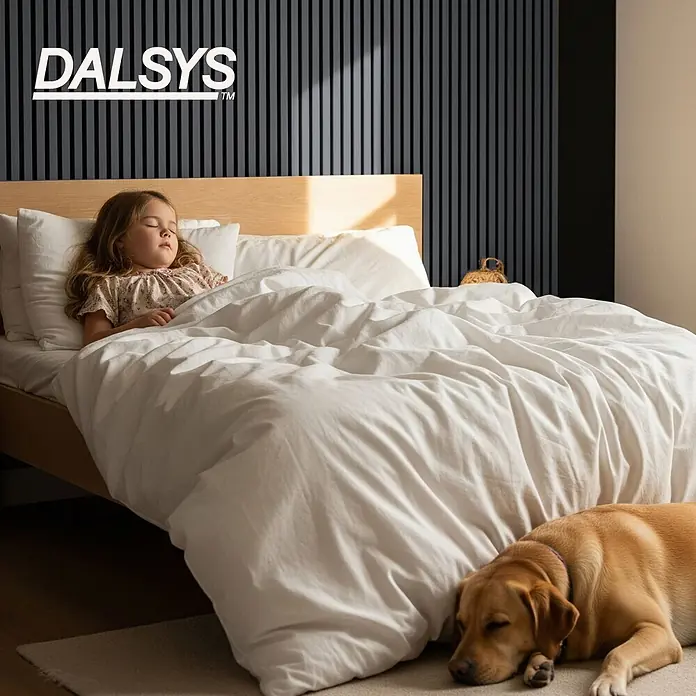 Dalsys Akustikpaneel 4x 60 x 60cm Eiche Schwarz - Schwarz - Kind schläft ruhig in einem Holzbett mit weicher, weißer Bettdecke. Ein Hund ruht daneben auf dem Boden.