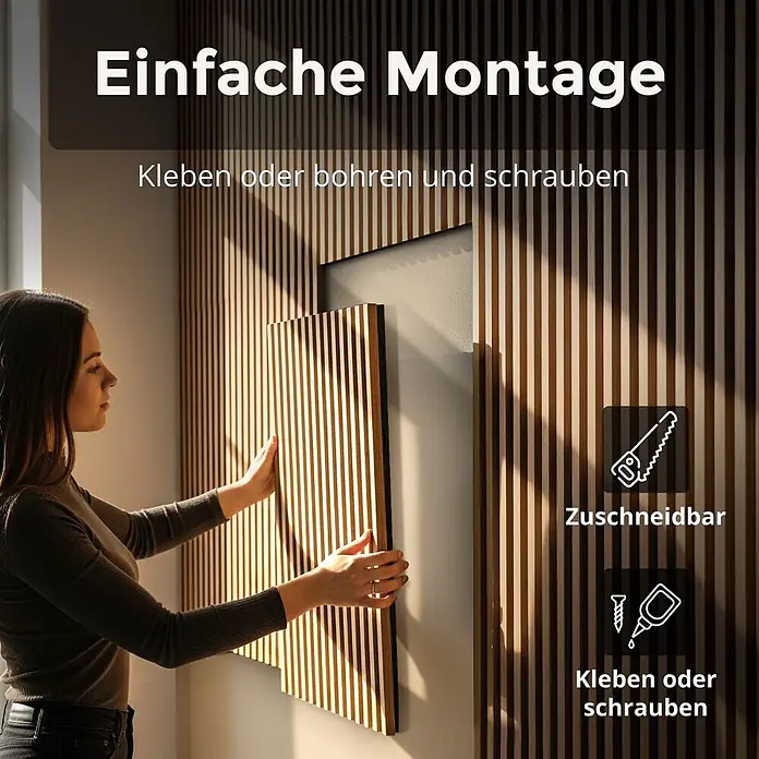 Dalsys Akustikpaneel 4x 60 x 60cm Eiche Hell - Beige - Eine Frau installiert eine schallabsorbierende Holzlamellenplatte an einer Wand, die einfache Montage und Zuschneidbarkeit zeigt.