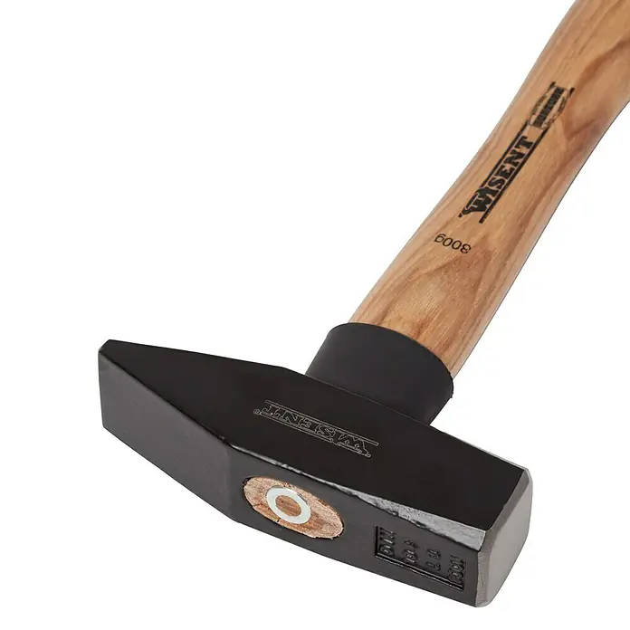 Wisent Martillo de cerrajero - 800 g, Acero, Mango de madera nogal - Primer plano de un martillo de cerrajero WISENT con mango de madera y cabeza negra para aplicaciones profesionales.
