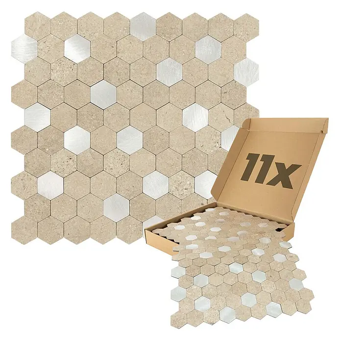 Dalsys Wandfliese 0,88m² Selbstklebende Fliesen Hexagon 11 Stück Sand Silber - 29 x 27,7 cm, Beige - Sechseckige Mosaikfliesen aus beigem Stein und silbernem Metall, einige fallen aus einem Karton.