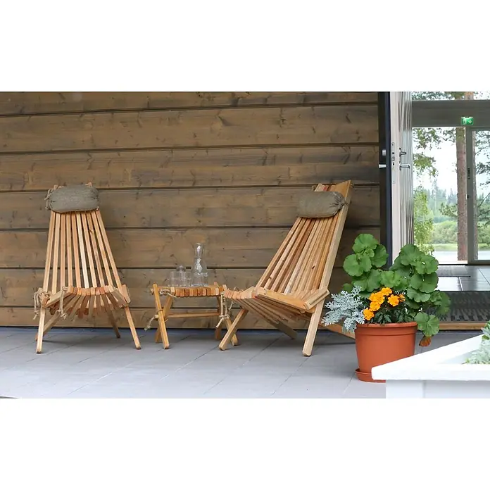 Jardinion Garten-Beistelltisch Abstelltisch 54cm x 49cm x 45cm Klapphocker Schwarz Kiefer - L x B x H: 54 x 49 x 45 cm, Schwarz - Zwei helle Holz-Liegestühle und ein kleiner passender Tisch mit Glaskaraffe auf einer Terrasse neben einer Topfpflanze.