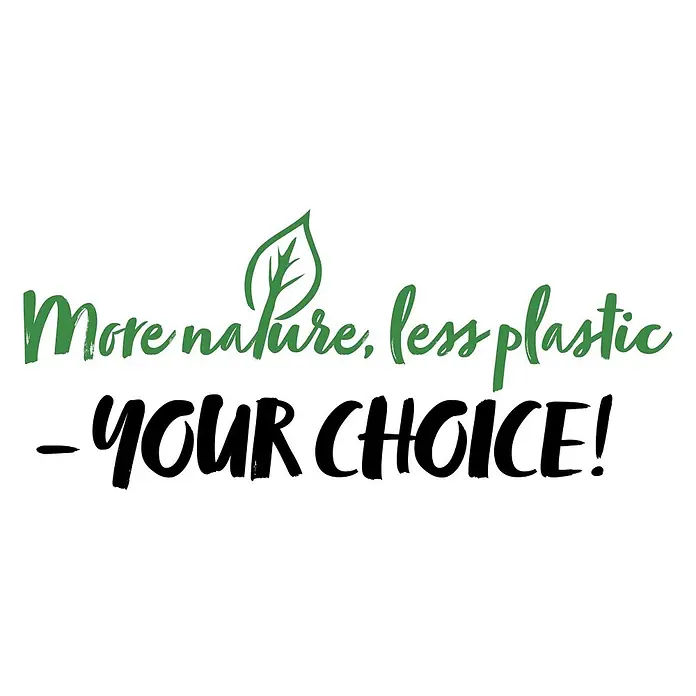 Jardinion Garten-Beistelltisch Abstelltisch 54cm x 49cm x 45cm Klapphocker Schwarz Kiefer - L x B x H: 54 x 49 x 45 cm, Schwarz - Grüner Text 'More nature, less plastic' mit Blatt-Symbol und schwarzer Text '- YOUR CHOICE!' darunter, alles in Pinselstrich-Schrift.