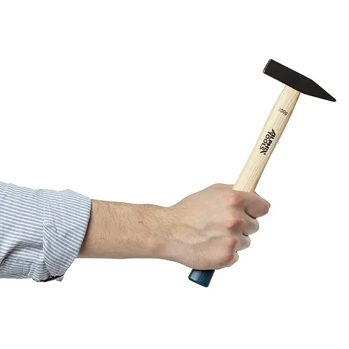 Alpha Tools Schlosserhammer - 200 g, Eschenholz - Ein Mann hält einen 200g schweren Alpha Tools Hammer mit Holzgriff in der Hand.