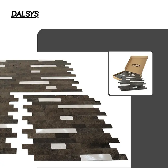 Dalsys Wandfliese 1m² Selbstklebende Fliesen Stäbe 11 Stück Dunkelbraun Silber - 30,1 x 30,2 cm, Braun - DALSYS dunkelbraune und silberfarbene Struktur-Mosaikfliesen angeordnet, mit einer Schachtel Fliesen.