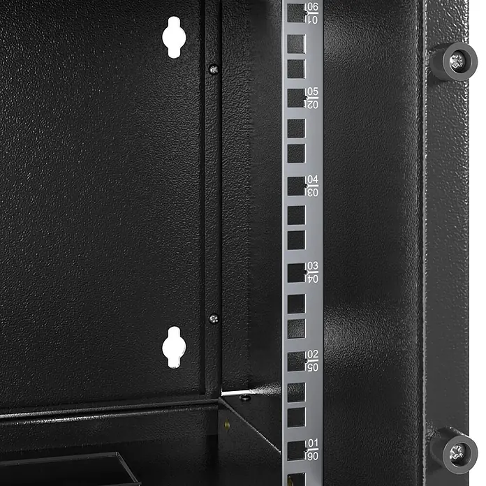 Schutzgehäuse hb-digital Netzwerkschrank 6-12HE 10 Zoll - 312 mm x 300 cm x 330 mm - Inneres eines schwarzen Serverschranks mit silbernen vertikalen Montageschienen, nummerierten Höheneinheiten und quadratischen Löchern.
