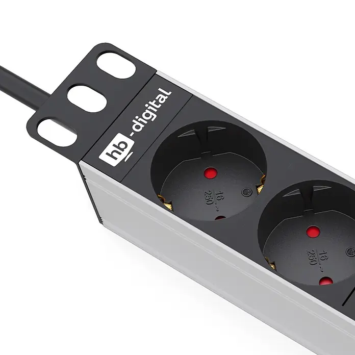 Steckdosenleiste hb-digital 4-fach 10 Zoll für Serverschrank 1HE - Schwarz, IP20, Ohne Schalter - Silber-schwarze Steckdosenleiste mit mehreren Schuko-Anschlüssen, schwarzem Deckel mit 'hb-digital' Logo und Montageösen.