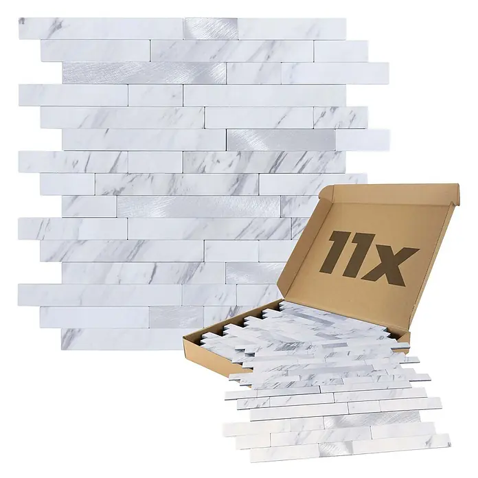 Dalsys Wandfliese 1m² Selbstklebende Fliesen Stäbe 11 Stück Weiß Silber - 30 x 30,1 cm, Weiß - Mosaikfliesenmatte aus weißem Marmor und gebürstetem Silber in versetztem Muster, mit weiteren Fliesen aus einer mit „11x“ beschrifteten Schachtel.