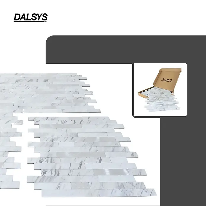 Dalsys Wandfliese 1m² Selbstklebende Fliesen Stäbe 11 Stück Weiß Silber - 30 x 30,1 cm, Weiß - Weiße Marmor- und gebürstete Edelstahl-Mosaikfliesen, teilweise angeordnet und teilweise in einer DALSYS-Box.
