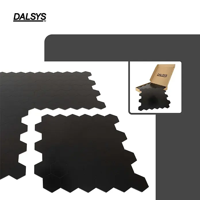 Dalsys Wandfliese 1m² Selbstklebende Fliesen Wabenmuster 11 Stück Schwarz - 28,9 x 29,2 cm, Schwarz - Schwarze sechseckige Fliesen, teils angeordnet, teils in einem braunen Karton.