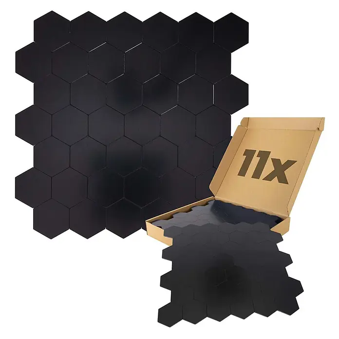 Dalsys Wandfliese 1m² Selbstklebende Fliesen Wabenmuster 11 Stück Schwarz - 28,9 x 29,2 cm, Schwarz - Satz schwarzer sechseckiger Fliesen, einige ausgelegt, andere in einer Box mit der Aufschrift „11x“.