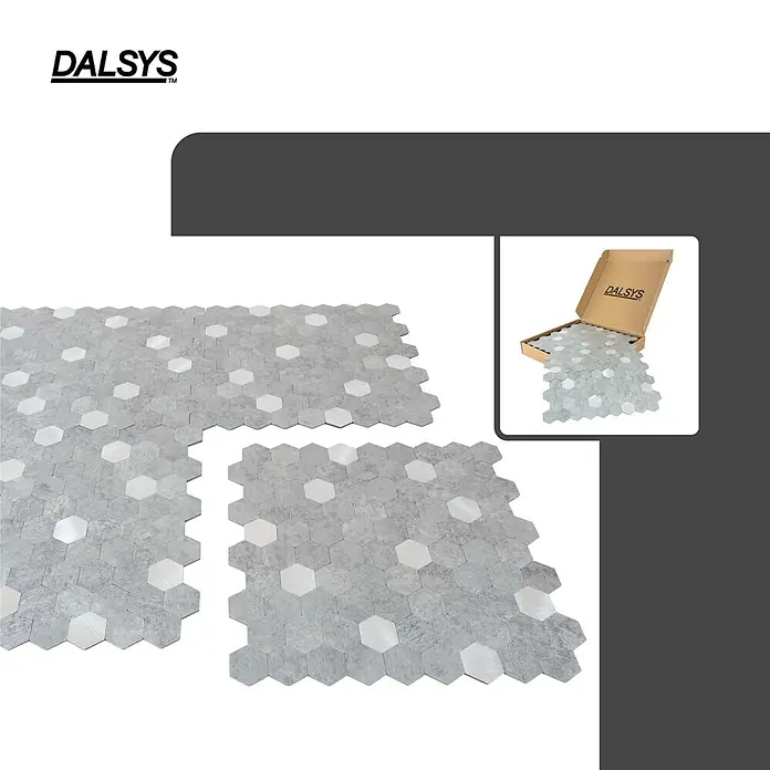 Dalsys Wandfliese 0,88m² Selbstklebende Fliesen Hexagon 11 Stück Hellgrau Silber - 29 x 27,7 cm, Silber - Sechseckige graue Stein- und silberne Metallfliesen in zwei ausgelegten Abschnitten und einer offenen Box.