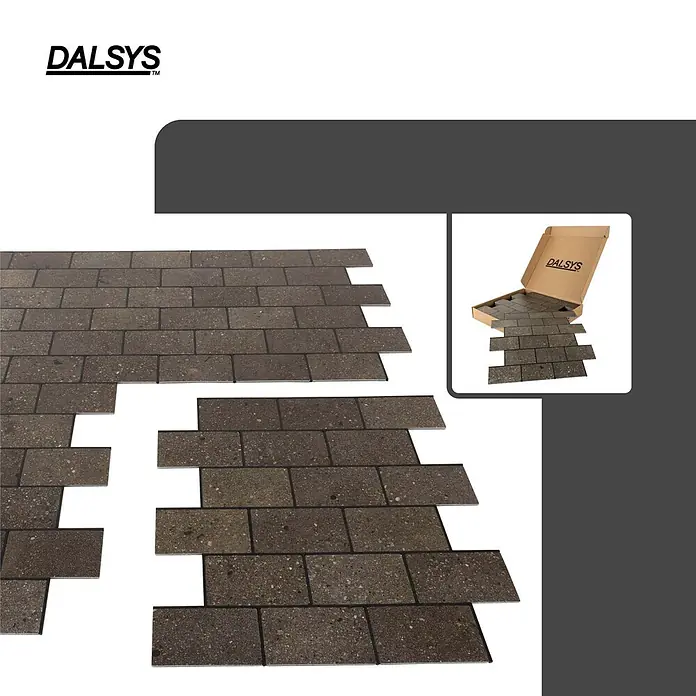 Dalsys Wandfliese 0,87m² Selbstklebende Fliesen Steinoptik 11 Stück Natur Dunkelbraun - 26,4 x 30,1 cm, Braun - Dunkle, gesprenkelte DALSYS-Pflastersteine, teilweise verlegt zur Installation. Eine Schachtel ist ebenfalls sichtbar.