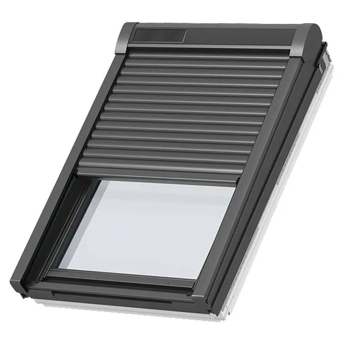 Velux Dachfenster-Rollladen Solar SSL CK06 0000K - Passend für Fenstergröße: CK06, C06, Passend für Fenstertyp: GGL, GGU, GPL, GPU, GHL, GHU, GZL, GLL, GLU, VU und VKU - Dunkelgrauer Außenrollladen an einem Dachfenster, teilweise geöffnet, um die Glasscheibe zu zeigen.