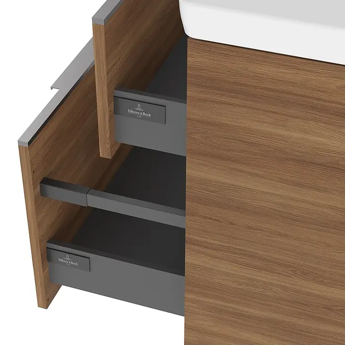 Villeroy & Boch Subway 3.0 Badmöbel-Set - Gesamtbreite Badmöbel: 127,2 cm, Kansas Oak, Hahnloch: Mitte, Waschbecken in Weiß Alpin ohne Spezialglasur, Eine große Waschschüssel - Waschtischunterschrank mit Holzoptik, dunkelgrauen Schubladen und weißem Waschbecken.