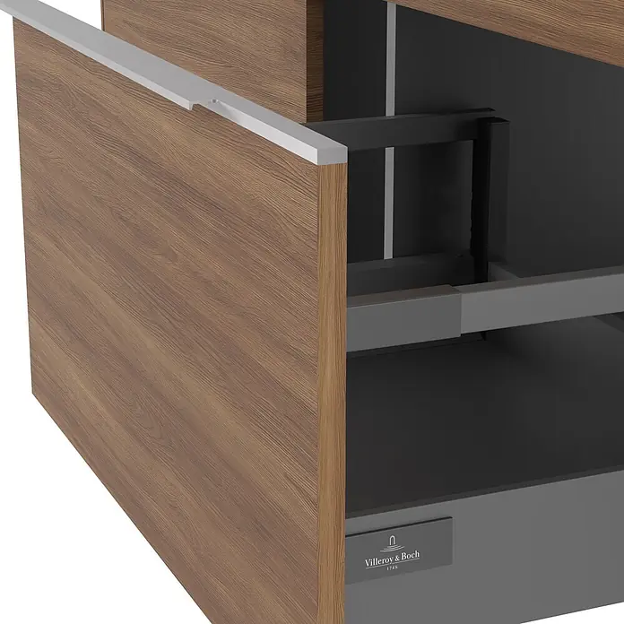 Villeroy & Boch Subway 3.0 Badmöbel-Set - Gesamtbreite Badmöbel: 127,2 cm, Kansas Oak, Hahnloch: Mitte, Waschbecken in Weiß Alpin ohne Spezialglasur, Eine große Waschschüssel - Braune Küchenschublade aus Holz, teilweise geöffnet, mit silbernem Griff. Grauer Innenraum mit „Villeroy & Boch“-Logo.