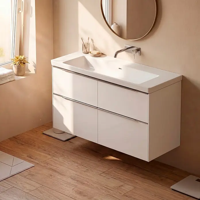 Villeroy & Boch Subway 3.0 Badmöbel-Set - Gesamtbreite Badmöbel: 127,2 cm, Brilliant White, Hahnloch: Ohne, Waschbecken in Weiß Alpin ohne Spezialglasur, Eine große Waschschüssel - Weißer Badunterschrank mit integriertem Waschbecken und zwei Schubladen, in einem sonnigen, modernen Bad mit Holzboden.