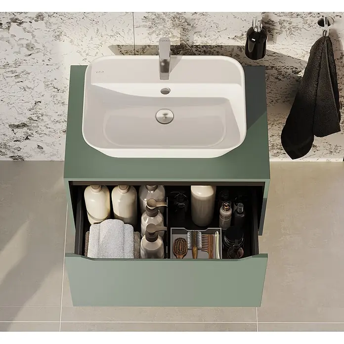 VitrA Integra Square Waschtischunterschrank Integra Square - B x T x H: 80 x 52 x 42 cm, Moosgrün - Grüner Badschrank mit weißem Waschbecken und offener Schublade mit organisierten Pflegeprodukten und Haarbürsten.