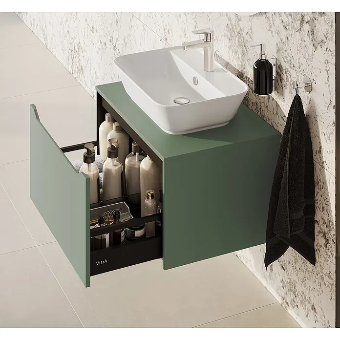 VitrA Integra Square Waschtischunterschrank Integra Square - B x T x H: 80 x 52 x 42 cm, Moosgrün - Grüne wandmontierte Badmöbel mit weißem Waschbecken und offener Schublade, die Pflegeprodukte zeigt.