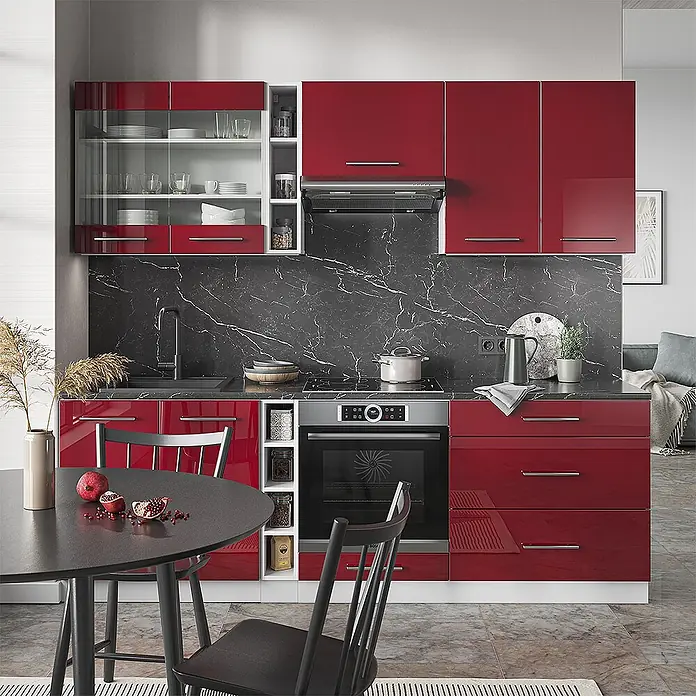 Vicco Küchenzeile Fame-Line Bordeaux Hochglanz/Weiß, AP Marmor - Breite: 235 cm, Bordeaux Hochglanz, Ohne Elektrogeräte - Moderne Küche mit glänzenden roten Unter- und Oberschränken, dunkler Marmorarbeitsplatte und integrierten Geräten.