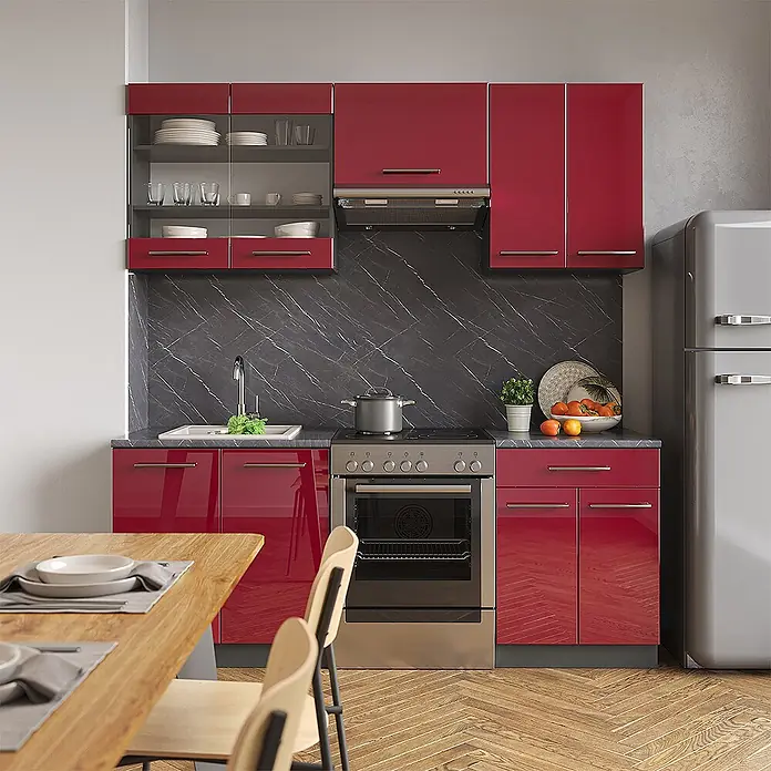 Vicco Küchenzeile Fame-Line Bordeaux Hochglanz/Anthrazit, AP Eiche - Breite: 200 cm, Bordeaux Hochglanz, Ohne Elektrogeräte - Eine moderne Küche mit glänzenden roten Schränken, schwarzer Marmor-Rückwand und Edelstahlgeräten.