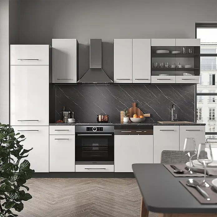 Vicco Küchenzeile Fame-Line Weiß Hochglanz/Anthrazit, AP Eiche - Weiß Hochglanz, Ohne Elektrogeräte - Moderne weiße Hochglanzküche mit dunkler Marmorrückwand und Arbeitsplatte, integrierten Geräten und Edelstahlgriffen.