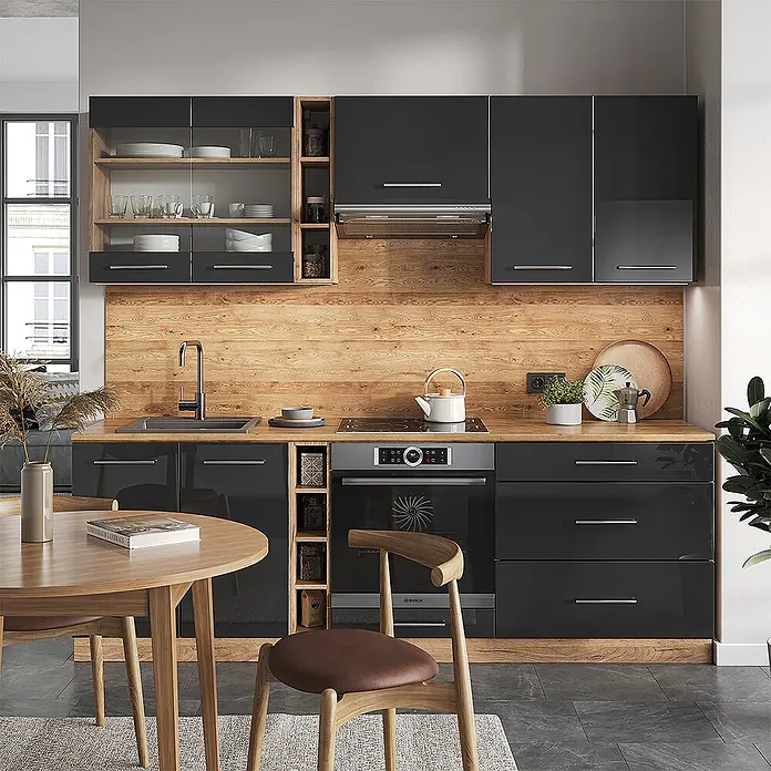 Vicco Küchenzeile Fame-Line Anthrazit Hochglanz/Goldkraft Eiche ohne Arbeitsplatte - Anthrazit Hochglanz, Ohne Elektrogeräte - Eine moderne Küche mit schwarzen Hochglanzschränken, heller Holztheke und Spritzschutz, inklusive integrierter Geräte.