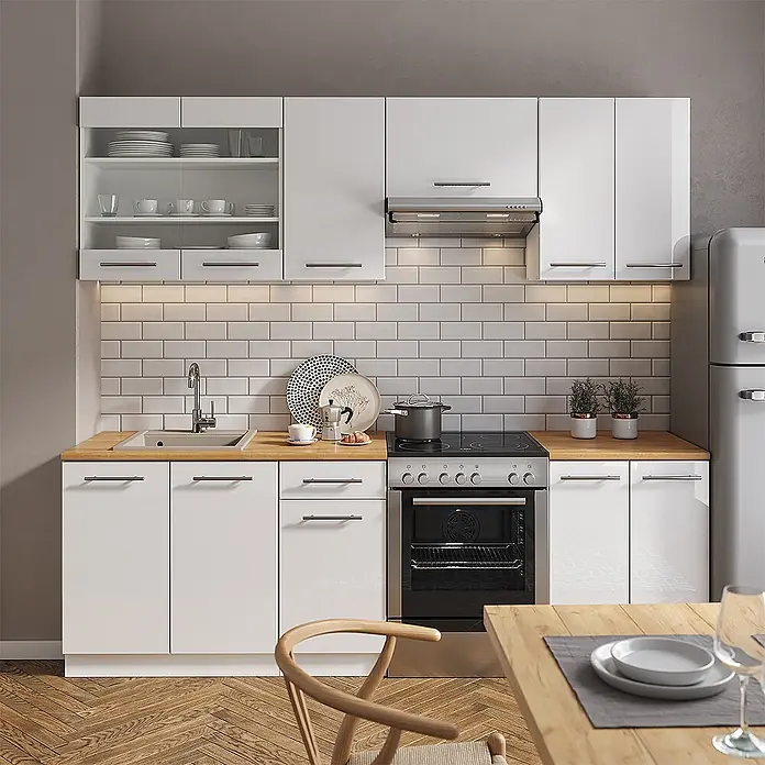 Vicco Küchenzeile Fame-Line Weiß Hochglanz/Weiß, AP Anthrazit - Weiß Hochglanz, Ohne Elektrogeräte - Eine moderne Küche mit glänzend weißen Schränken, einer hellen Holzplatte, integrierter Spüle und schwarzem Herd.