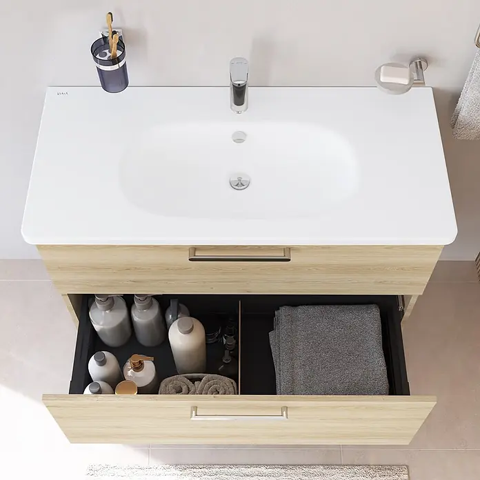 VitrA Badmöbel-Set Root Flat - B x T x H: 100 x 45 x 65 cm, Eiche Natur - Moderner Waschtisch mit weißem Waschbecken und hellbraunem Holzschrank, offene Schublade mit Toilettenartikeln und Handtüchern.