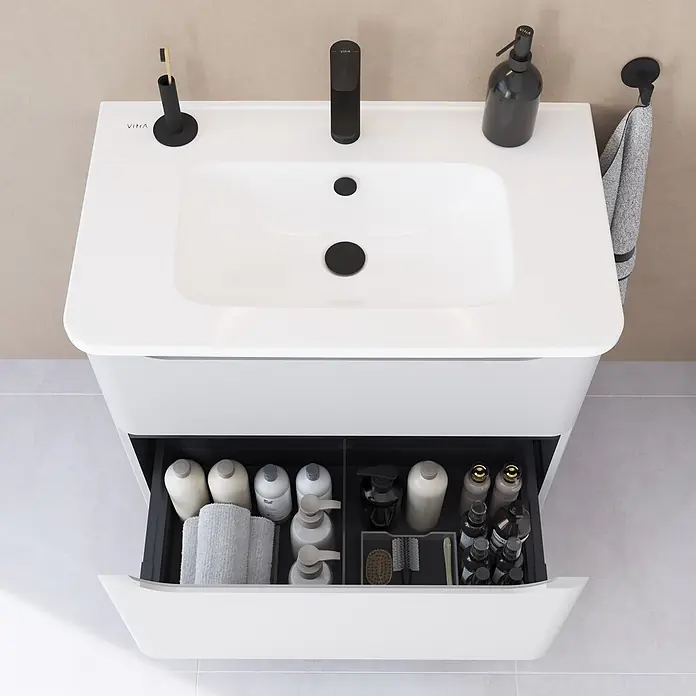 VitrA Integra Round Badmöbel-Set - Gesamtbreite Badmöbel: 80 cm, Hellgrau, Matt - Weißer Badezimmerschrank mit integriertem Waschbecken, schwarzem Wasserhahn und geöffneter Schublade mit organisiertem Badzubehör. Modernes, funktionales Design.