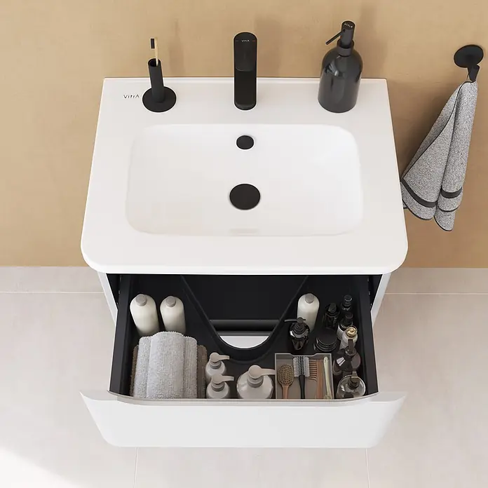 VitrA Integra Round Badmöbel-Set - Gesamtbreite Badmöbel: 60 cm, Hellgrau, Matt - VitrA weißes Waschbecken mit schwarzen Armaturen und Seifenspender. Geöffnete Schublade zeigt organisierte Pflegeprodukte.